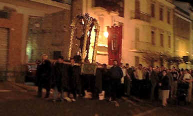 San Rocco in piazza Umberto I prima di affrontare la salita di via San Sebastiano