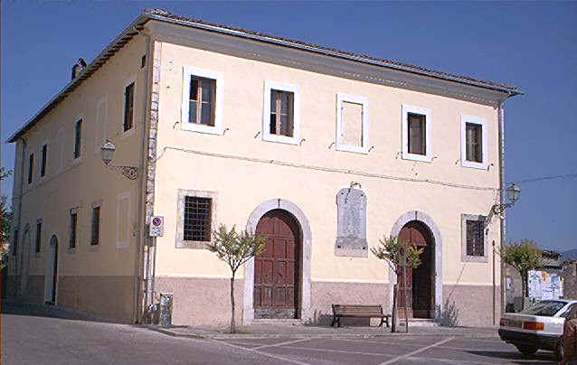 Il nuovo look del Palazzo del Cardinale (ex asilo infantile) dopo la trinteggiatura