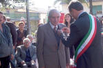 Il sindaco appunta la medaglia a Guido Iorio