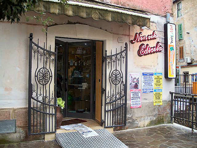 la nuova edicola in piazza Umberto I