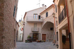 piazza del Mercato vista dal sottoportico