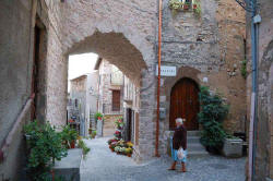 L'arco da via della Rocca