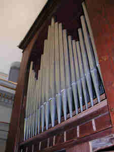 foto da www.prossedi.net  Le canne dell'organo della chiesa - (foto di Raoul De Michelis - 28.04.02)