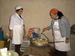 da sn.: Rita e Katia preparano le "pizzelle"
