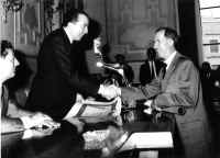Giulio Andreotti consegna la nomina a "Commendatore della Repubblica Italiana"  Luigi Bonomo, 1966.