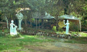 Una parte del giardino con le statue