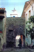 ingresso del palazzo con vista della casamatta di guardia