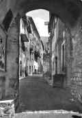 Cartolina dei primi anni '60 dell'arco di via della Rocca - in alto a sinistra e visibile il riquadro dell'iscrizione