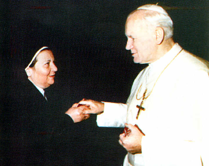 Suor Clara Emanuela Iorio incontra il Papa Giovanni Paolo II
