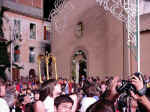 La statua di San Rocco "esce" dalla Chiesa di San Sebastiano