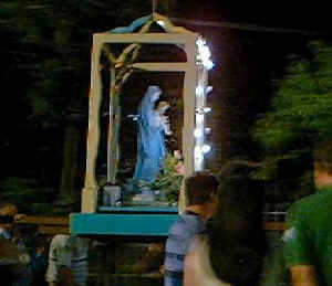 La stadua della Madonna portata in processione per le vie della contrada