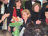 La soprano Vittoria D'Annibale riceve un omaggio floreale