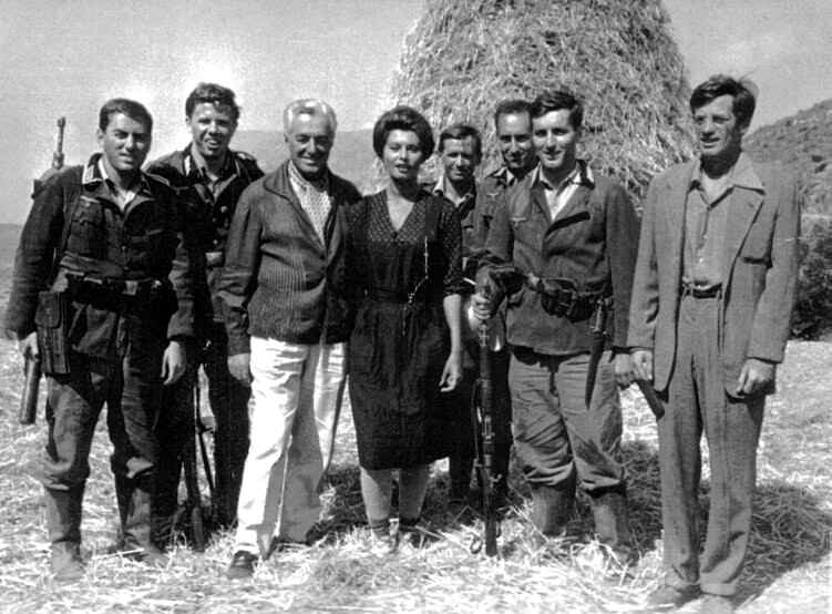 Sophia Loren (center), Vittorio De Sica (near left) and Jean Paul Belmondo (last right) in the set: "LA CIOCIARA" - photo by Alfonso Felici