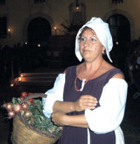 Franca Colonia l'autrice delle ricette con erbe "selvatiche" in costume tradizionale
