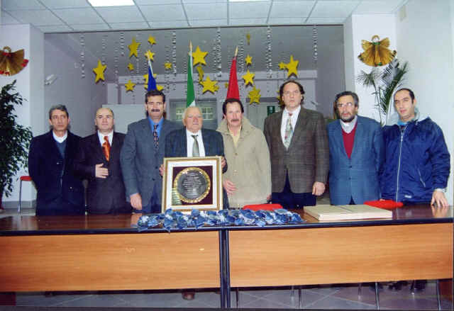 Villa S.Stefano a consegna della targa ricordo 15 dicembre 2001 a Giuseppe Luzi