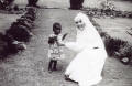 Suor Teresa con una bimba