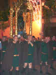 I portatori della statua in costume come San Rocco